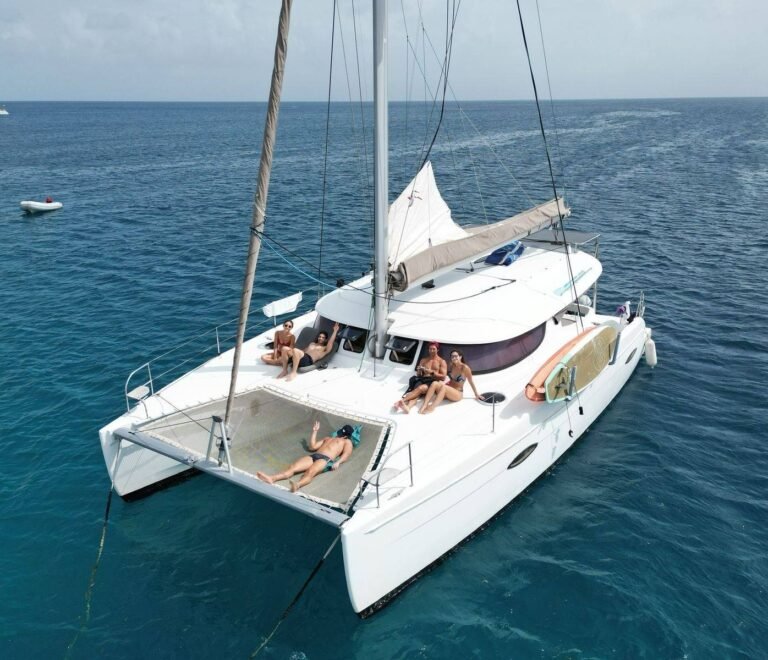 catamaran Lipari 41 en San Blas visto desde arriba con personas disfrutando en cubierta en el Caribe Panama