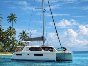 catamaran Leopard 40 en San Blas frente a isla tropical con palmeras y aguas cristalinas del Caribe Panama