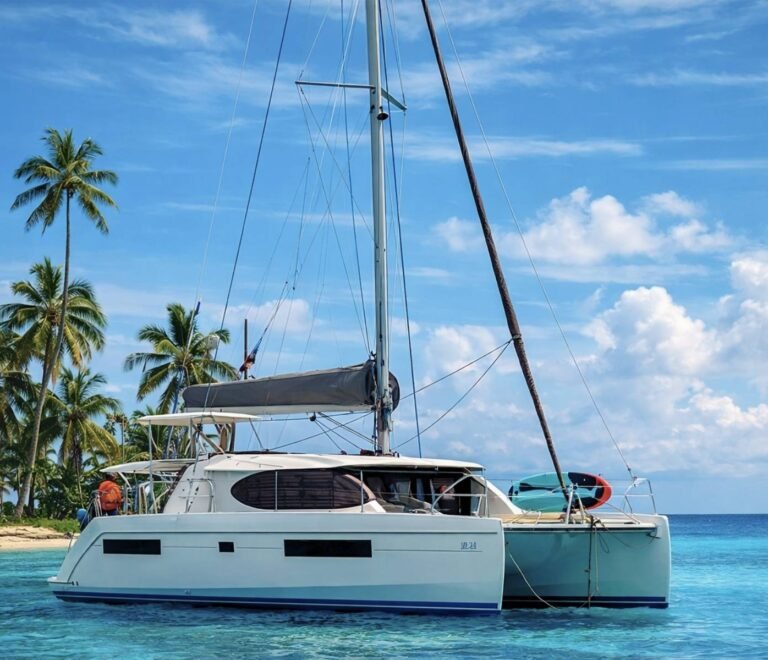 catamaran Leopard 40 en San Blas frente a isla tropical con palmeras y aguas cristalinas del Caribe Panama