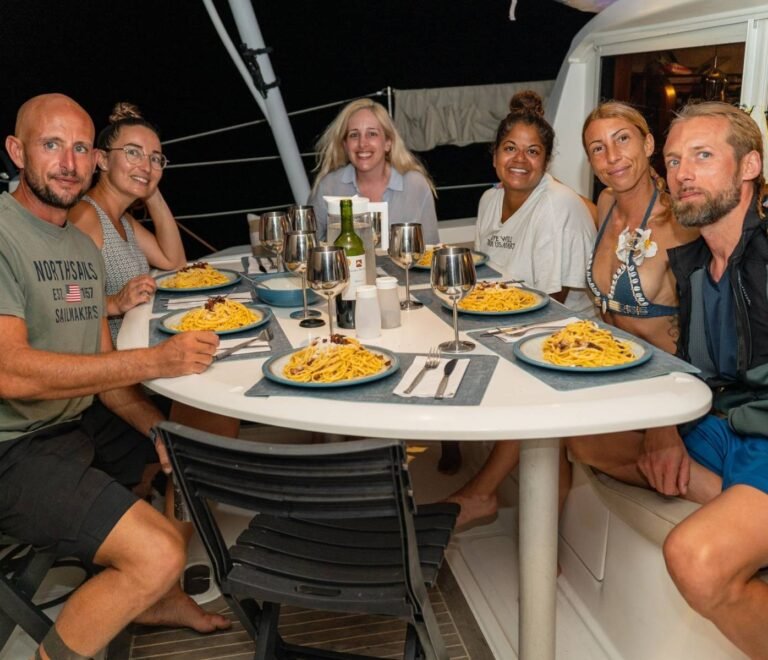 Cena a bordo de catamarán en San Blas con grupo disfrutando comida en ambiente compartido