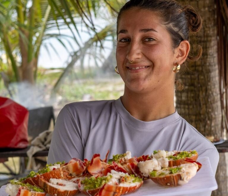preparación de comida en isla de San Blas durante experiencia en catamarán