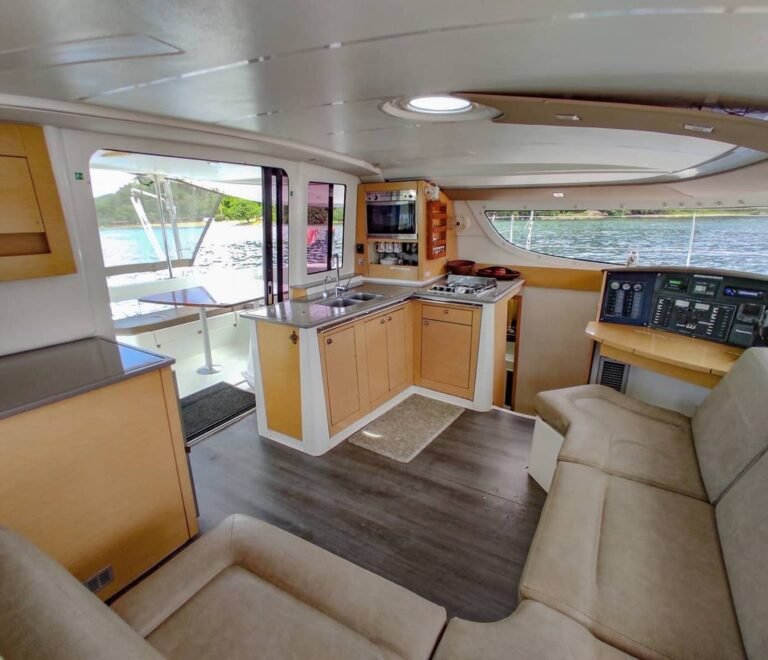 interior del catamaran Lipari 41 en San Blas con cocina equipada y salon amplio con vista al mar