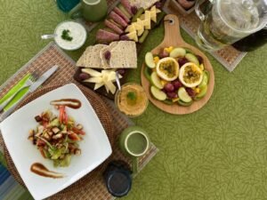 comida gourmet a bordo de catamarán en San Blas con productos frescos y presentación cuidada