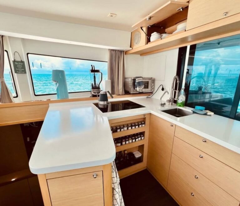 cocina equipada en catamarán Lagoon 42 en San Blas espacio moderno para preparar comidas a bordo