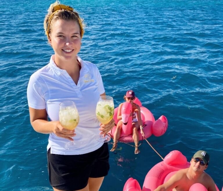 cocktails a bordo de catamarán en San Blas con vista al mar Caribe