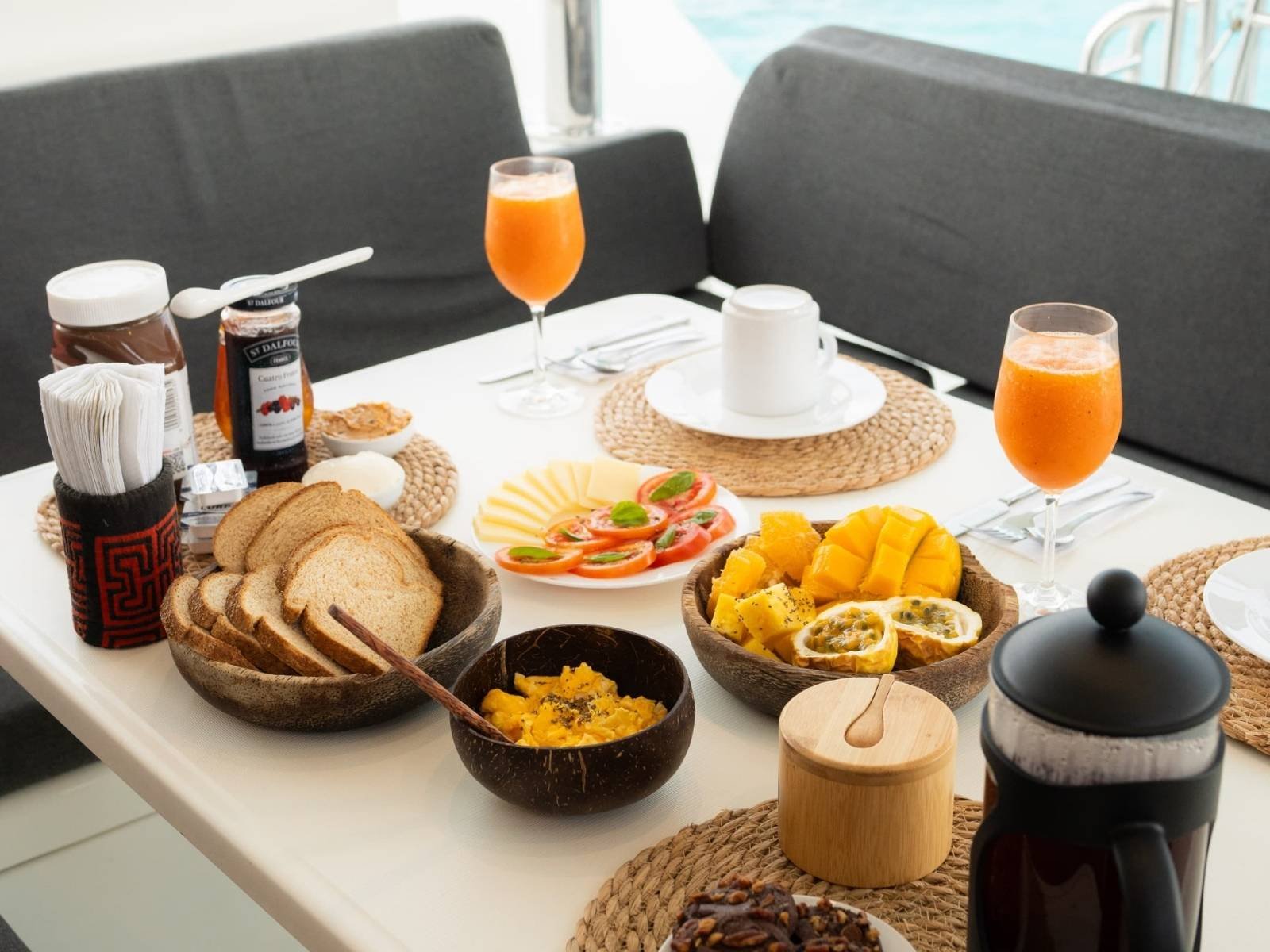 desayuno a bordo de catamaran Lagoon 40 en San Blas con frutas cafe y jugo en ambiente relajado