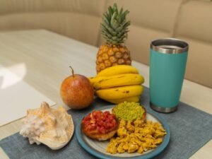 Desayuno natural a bordo de catamarán en San Blas con frutas frescas y alimentos saludables