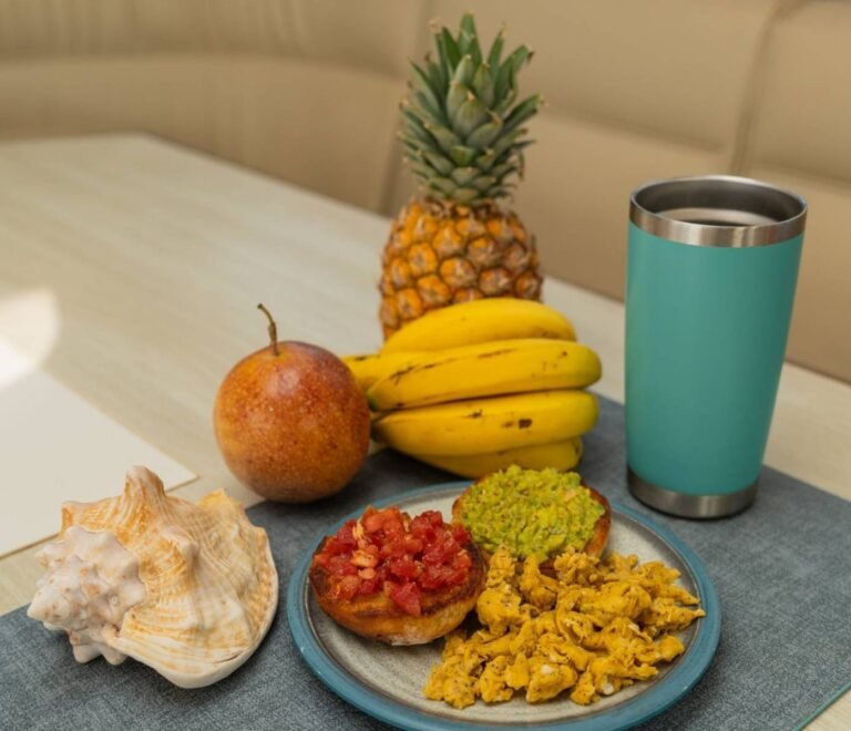 Desayuno natural a bordo de catamarán en San Blas con frutas frescas y alimentos saludables