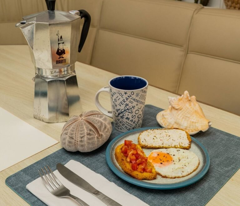 Desayuno con café y huevos a bordo de catamarán en San Blas con vista al mar