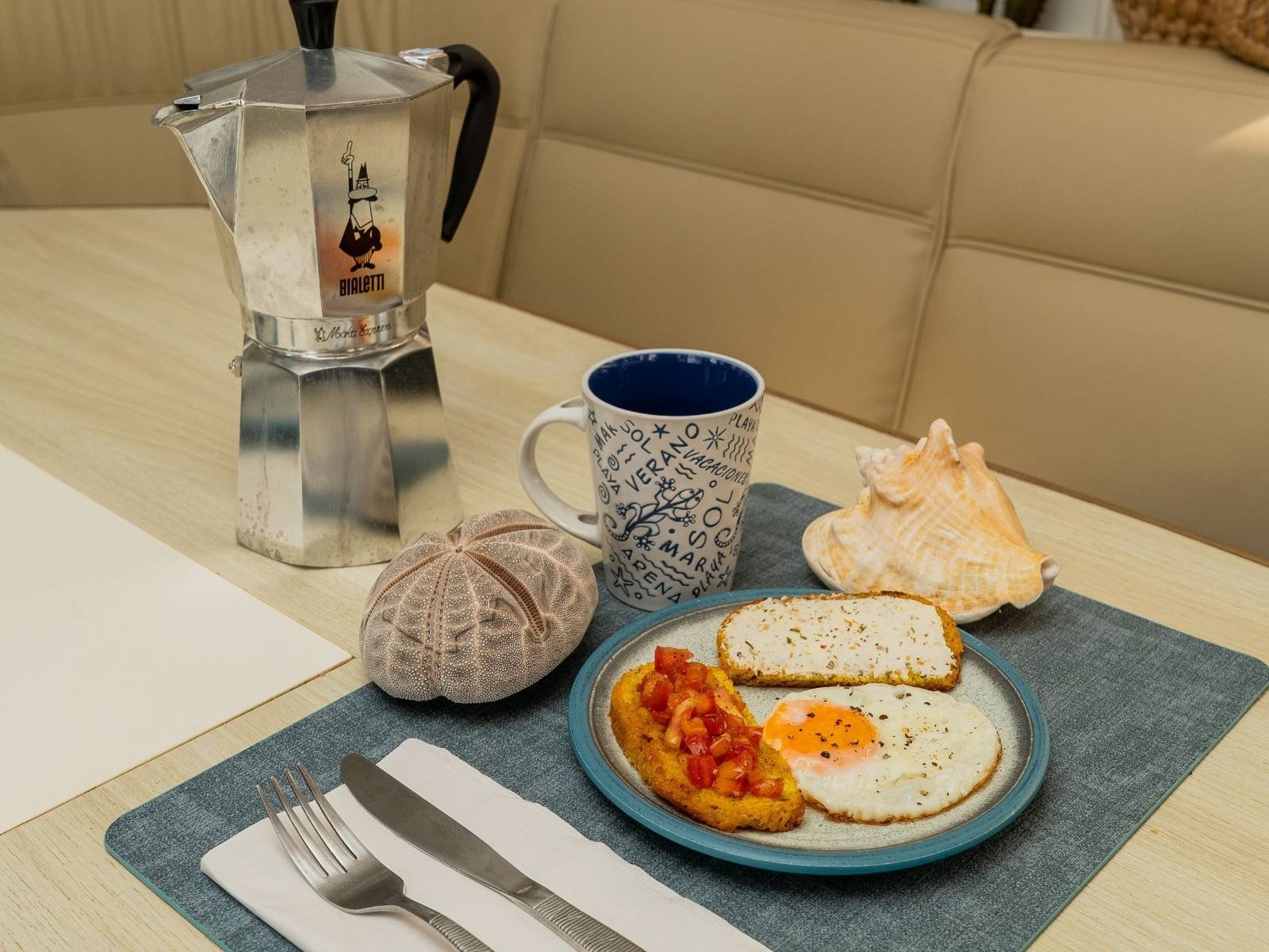 Desayuno con café y huevos a bordo de catamarán en San Blas con vista al mar