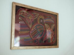 Arte tradicional guna en cabaña en Cayos Holandeses San Blas con diseño cultural decorativo