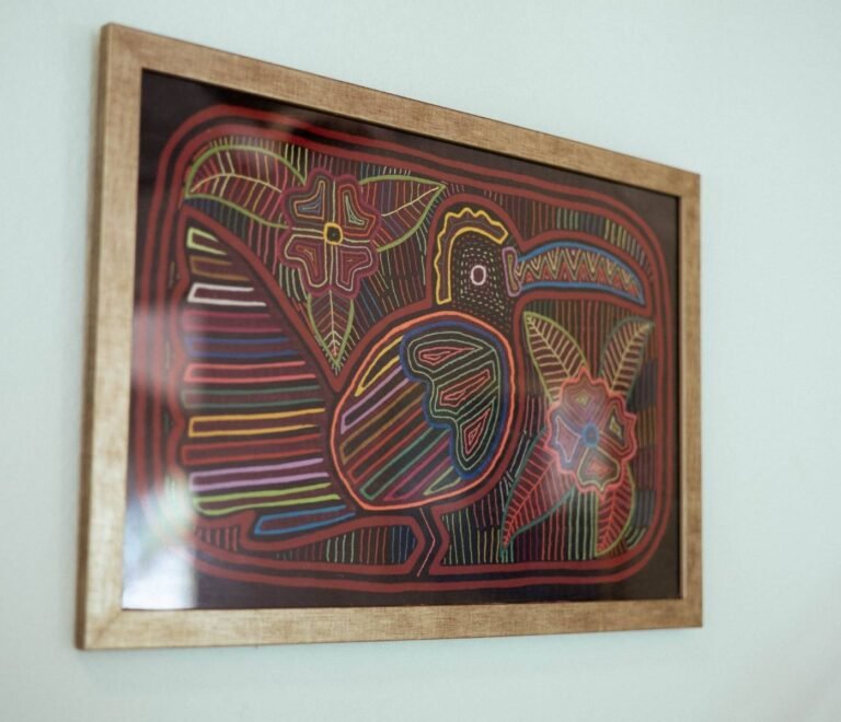 Arte tradicional guna en cabaña en Cayos Holandeses San Blas con diseño cultural decorativo