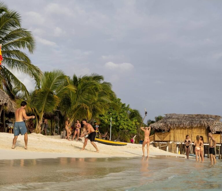 Día de actividades en Cayos Holandeses San Blas con playa, palmeras y ambiente caribeño