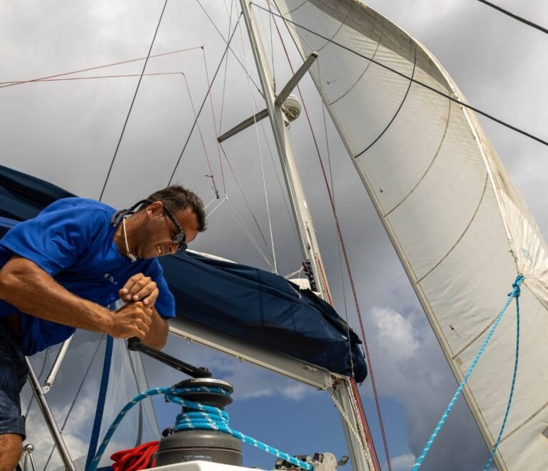tripulación manejando velas en catamarán durante navegación en San Blas