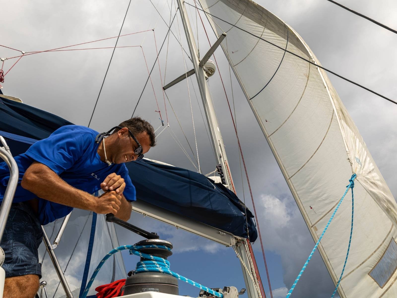 tripulación manejando velas en catamarán durante navegación en San Blas