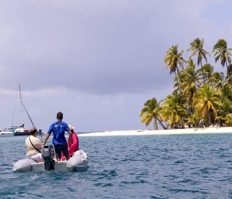 dinghy trasladando pasajeros a isla en San Blas durante experiencia en catamarán