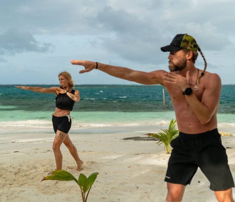 Ejercicio físico en playa de San Blas durante retiro de bienestar con entrenamiento al aire libre