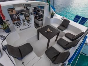 zona exterior lounge en catamaran Lagoon 37 en San Blas con asientos comodos y vista al mar Caribe