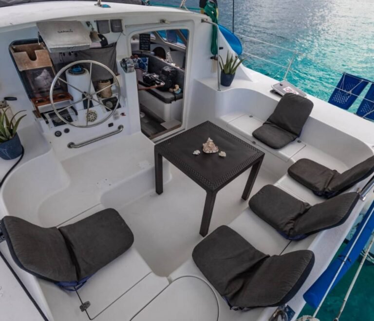 zona exterior lounge en catamaran Lagoon 37 en San Blas con asientos comodos y vista al mar Caribe