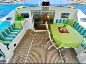 zona exterior de catamarán en San Blas con comedor y área social al aire libre