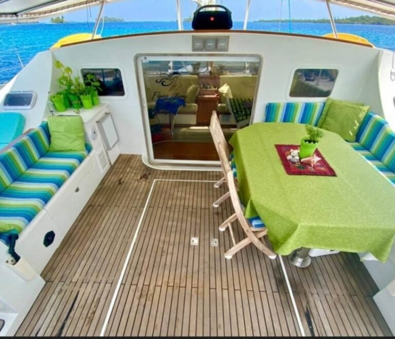 zona exterior de catamarán en San Blas con comedor y área social al aire libre