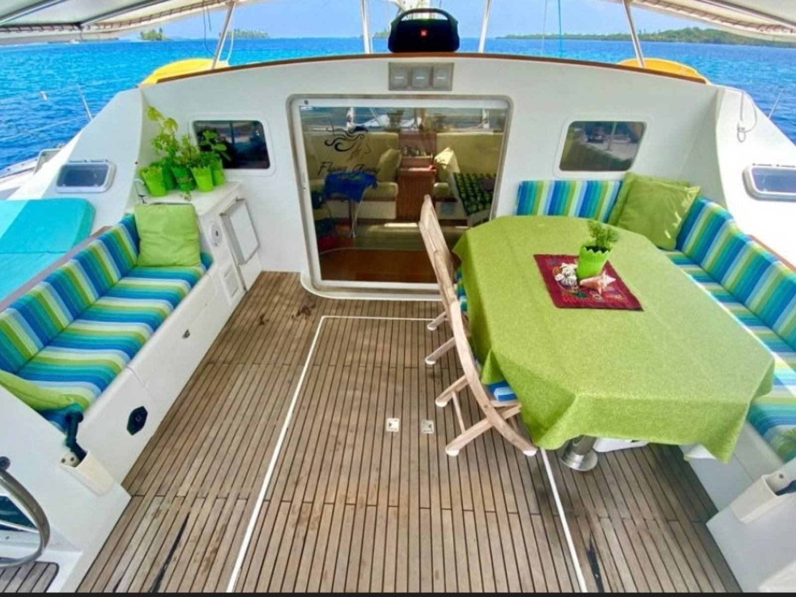 zona exterior de catamarán en San Blas con comedor y área social al aire libre