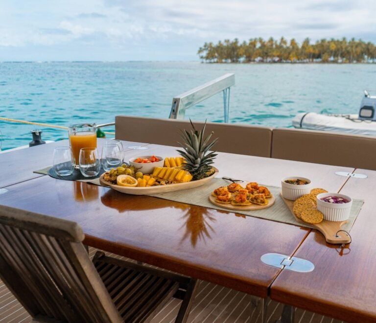 frutas frescas de bienvenida a bordo de catamarán en San Blas experiencia todo incluido en el Caribe