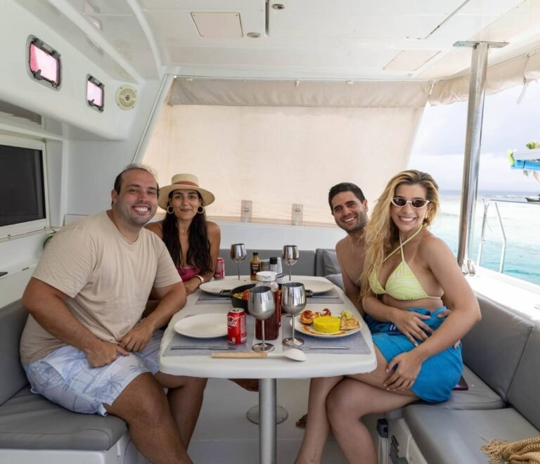 huéspedes disfrutando comida en catamarán en San Blas con ambiente relajado