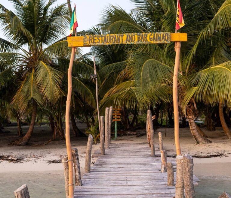 El Muelle de San blas. Acceso en Cayos Holandeses San Blas rodeado de palmeras y playa de arena blanca