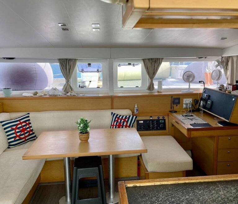 interior de catamarán en San Blas con salón panorámico y zona de comedor equipada