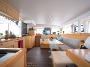 interior del catamaran Lagoon 40 en San Blas con salon amplio cocina equipada y zona de comedor