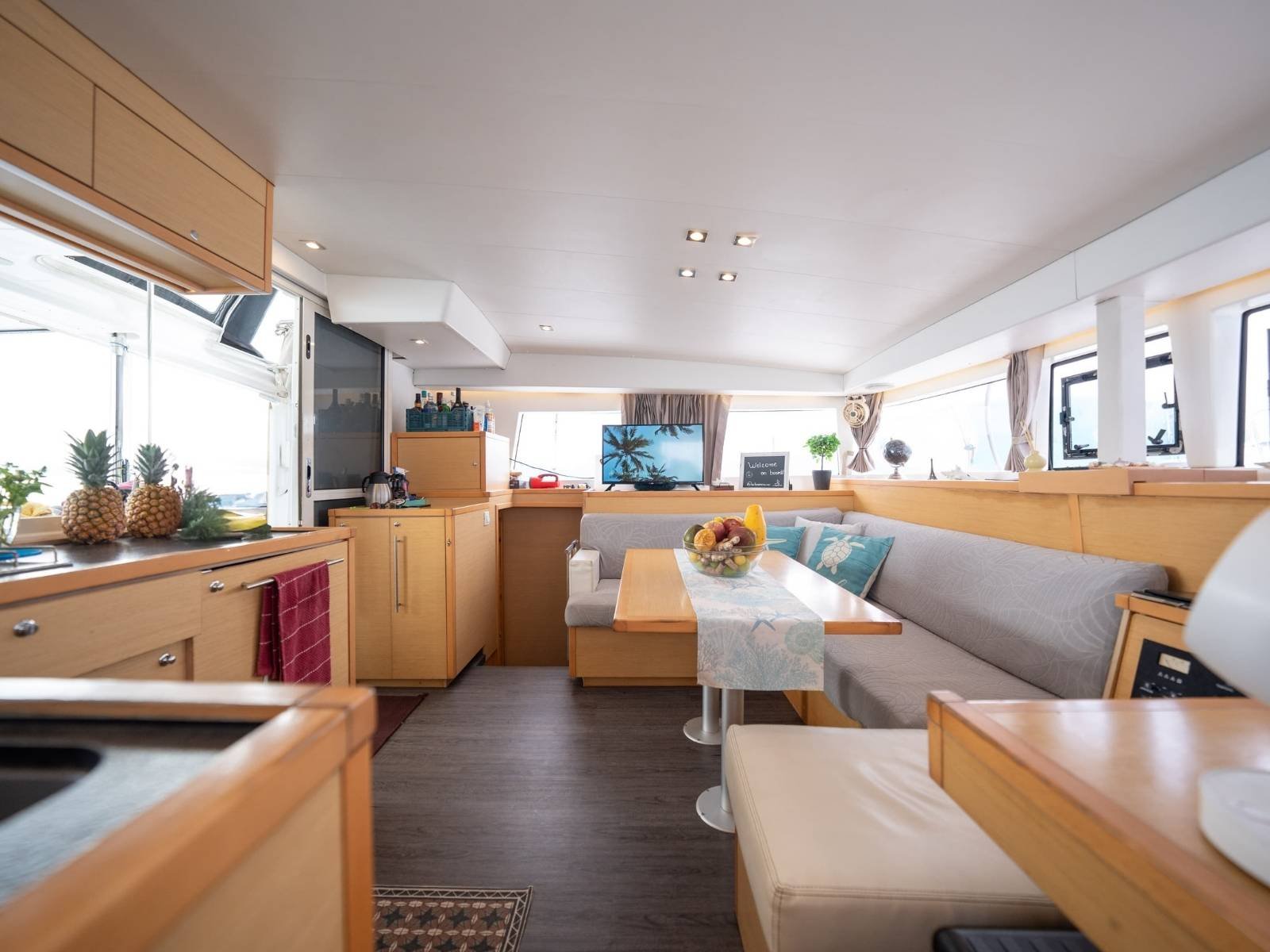 interior del catamaran Lagoon 40 en San Blas con salon amplio cocina equipada y zona de comedor