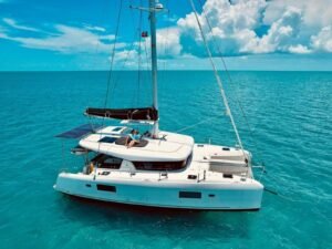 catamarán Lagoon 42 en San Blas vista completa del barco en aguas cristalinas del Caribe