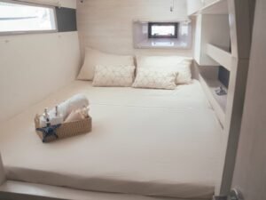 cabina confortable en catamaran Leopard 40 en San Blas con cama amplia y ambiente tranquilo a bordo