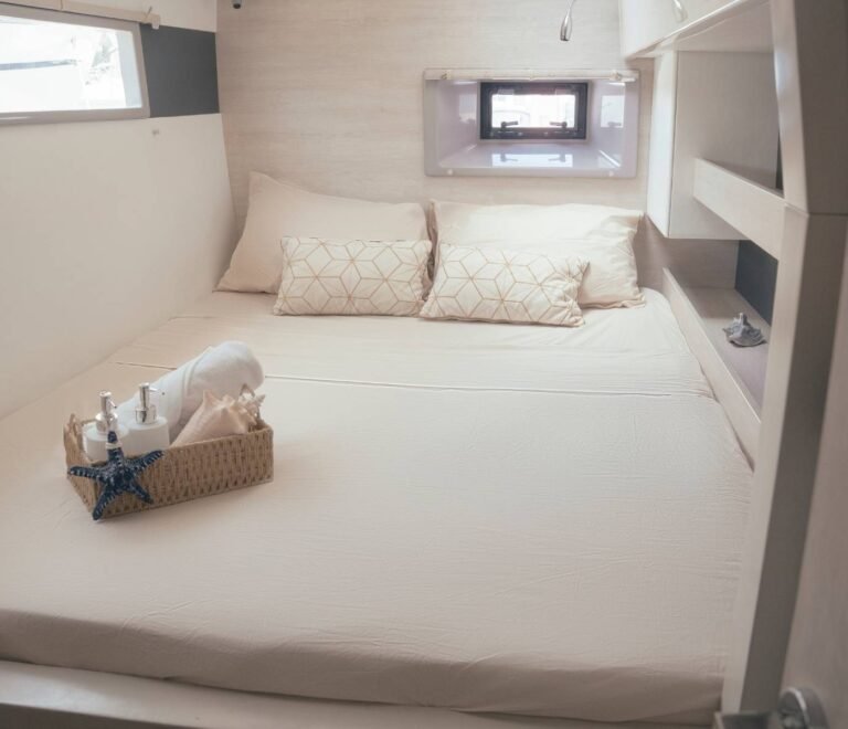 cabina confortable en catamaran Leopard 40 en San Blas con cama amplia y ambiente tranquilo a bordo