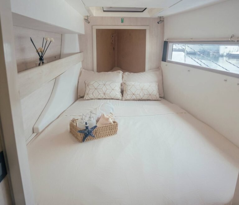 cabina moderna en catamaran Leopard 40 en San Blas con cama doble y diseño minimalista a bordo