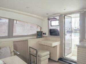 interior del catamaran Leopard 40 en San Blas con salon luminoso y acceso al exterior con vista al mar