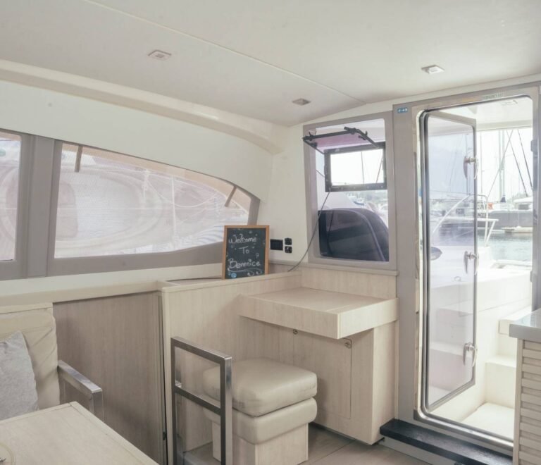 interior del catamaran Leopard 40 en San Blas con salon luminoso y acceso al exterior con vista al mar