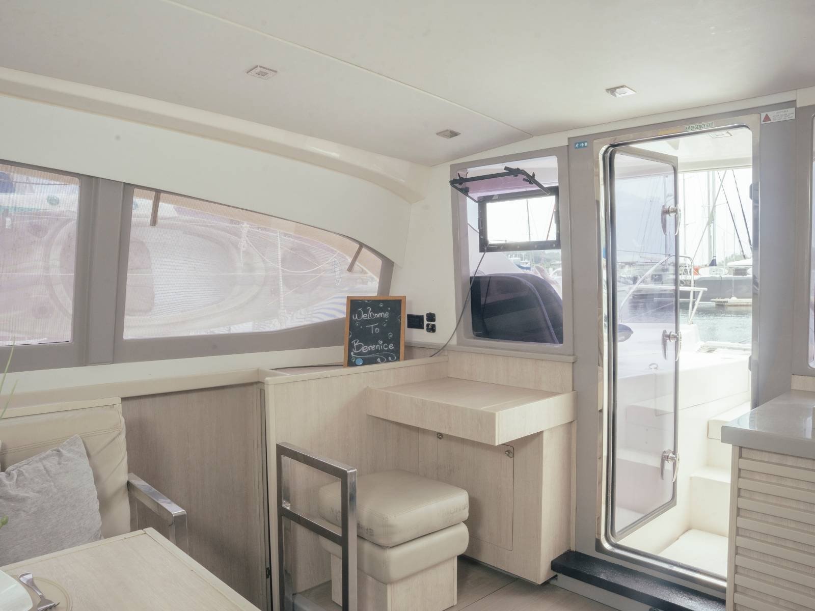 interior del catamaran Leopard 40 en San Blas con salon luminoso y acceso al exterior con vista al mar