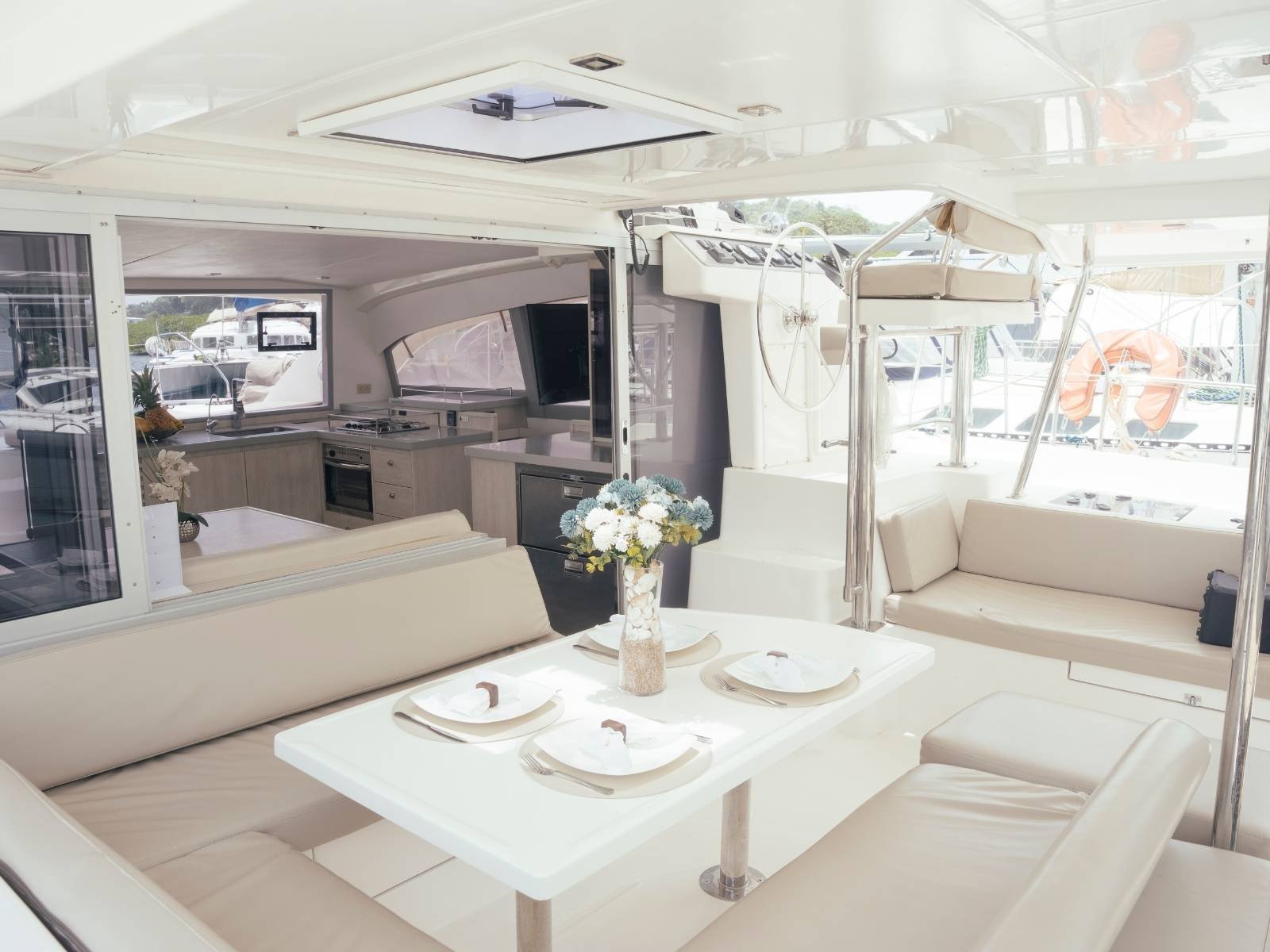 Outdoor dining table on Leopard 40 catamaran in San Blas with ocean views