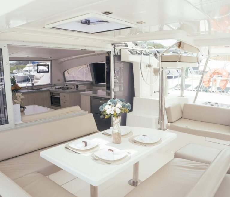 comedor exterior en catamaran Leopard 40 en San Blas con mesa preparada y espacio comodo a bordo