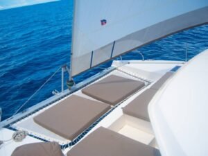 proa del catamaran Leopard 40 en San Blas con red y colchonetas para relajarse frente al mar Caribe