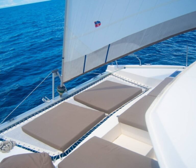 proa del catamaran Leopard 40 en San Blas con red y colchonetas para relajarse frente al mar Caribe