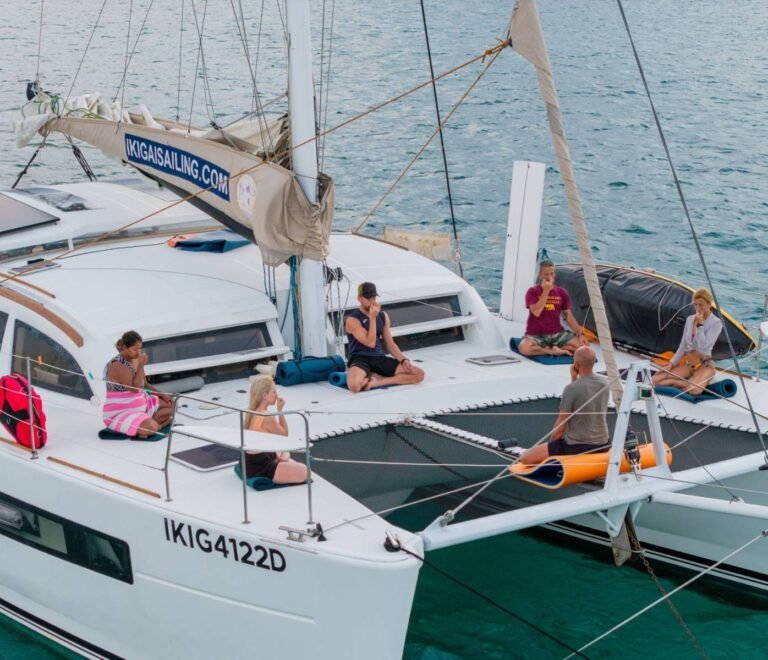 Sesión de respiración y bienestar a bordo de catamarán en San Blas durante la mañana