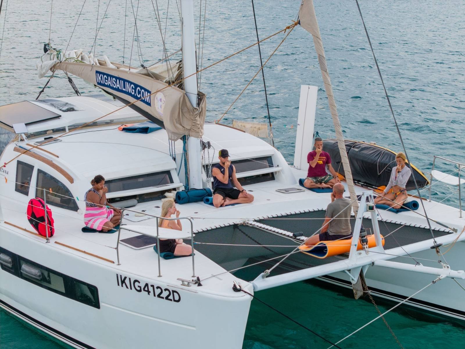 Sesión de respiración y bienestar a bordo de catamarán en San Blas durante la mañana