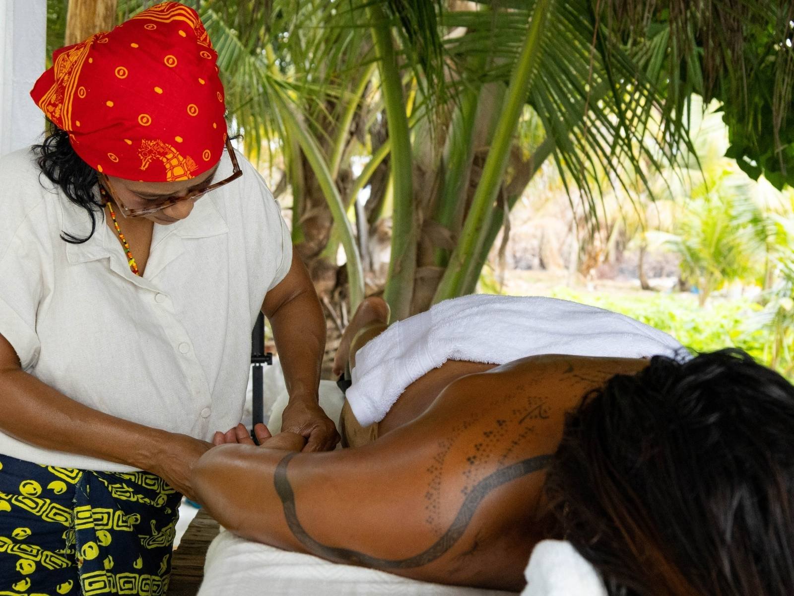Relaxing seaside massage in Dutch Cays San Blas Panama
