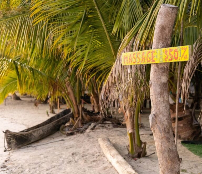 Zona de masajes relajantes en San Blas Panamá en la playa con palmeras y ambiente natural
