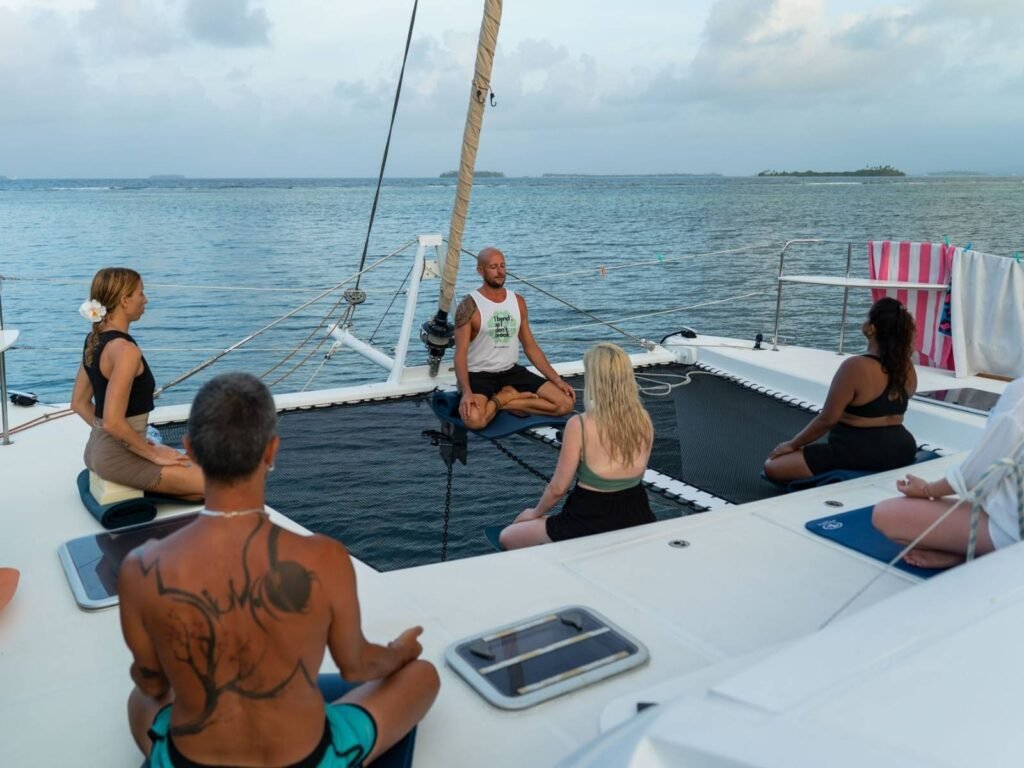 Meditación grupal en catamarán en San Blas rodeados del mar Caribe