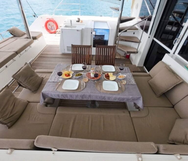 mesa exterior en catamarán Lagoon 56 en San Blas zona de comedor al aire libre con vistas al mar