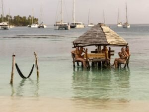 Mesa sobre el mar en Cayos Holandeses San Blas para disfrutar cócteles en el Caribe